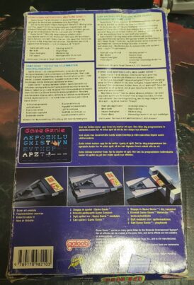 Bild på baksidan av boxen av Game Genie till NES (Nintendo entertainment system) i Svensk PAL utgåva