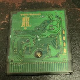 Framsidan av kassetten till det handhålna konsolspelet Disneys's dinosaurs på Nintendo game boy color (GBC)
