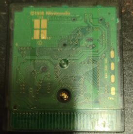 Baksidan av kassetten till TV-spelet Yu-Gi-Oh! Dark Duel Stories game boy color i europeisk EUR utgåva