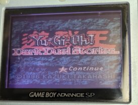 Splash screen/titel skärmen till TV-spelet Yu-Gi-Oh! Dark Duel Stories game boy color i europeisk EUR utgåva