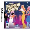 Framsidan av spelboxen till tv-spelet Jojo's Fashion Show på Nintendo DS i europeisk PAL utgåva